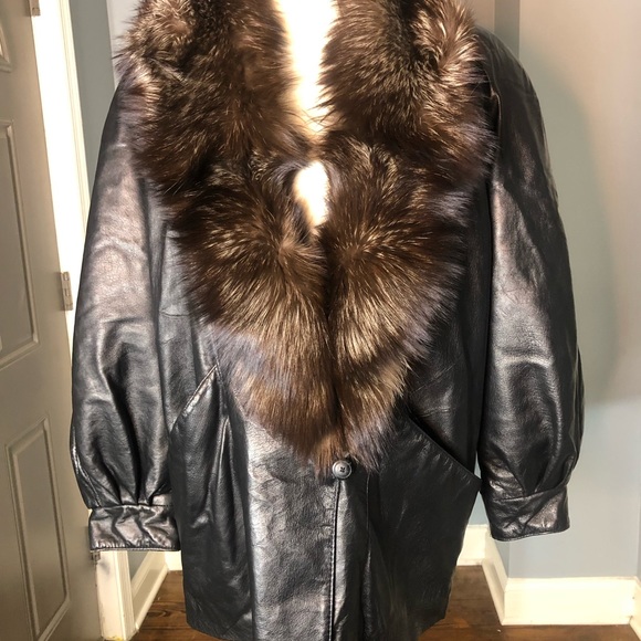 Plus size vintage leather jacket with fox collar, best fits up to a 1x. - Picture 2 of 6